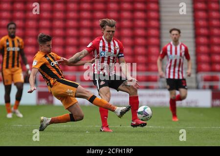 SUNDERLAND, INGHILTERRA. IL 5 SETTEMBRE Reece Burke di Hull City affronta il Max Power di Sunderland durante la partita della Carabao Cup tra Sunderland e Hull City allo Stadio di luce di Sunderland. (Credit: Mark Fletcher | MI News) Credit: MI News & Sport /Alamy Live News Foto Stock