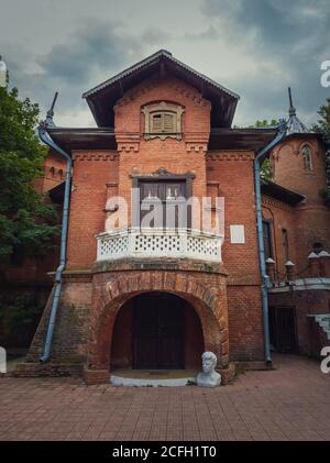 La facciata del Castello di Caccia, Manuc bei, edificio architettonico, culturale e complesso storico della città di Hincesti, Moldavia. Antico edificio in mattoni. Halloween Foto Stock