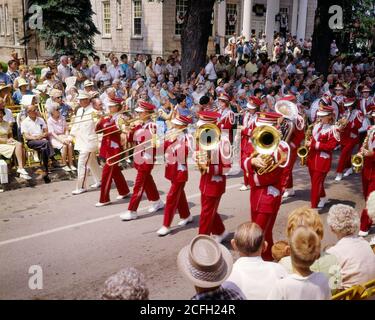 1960 HIGH SCHOOL MARCHING BAND SMALL TOWN FESTIVE QUARTO DI LUGLIO PARADE LAUREL FESTIVAL WELLSBORO PENNSYLVANIA USA - KP1366 SHE001 HARS COPY SPACE FULL-LENGTH SIGNORE PERSONE QUARTO STATI UNITI D'AMERICA AMERICA FESTIVAL MASCHI ADOLESCENTE RAGAZZA ADOLESCENTE RAGAZZO LAUREL OTTONE INTRATTENIMENTO AMERICA NORD AMERICA BANDE LIBERTÀ NORD AMERICA FELICITÀ HIGH ANGLE ENTUSIASMO ORGOGLIO DELLE SCUOLE SUPERIORI PATRIOTTICHE MARCHING BAND PICCOLA CITTÀ TOGETHERNESS FESTIVE 4 LUGLIO GIORNO DI INDIPENDENZA LUGLIO 4 MAIN STREET MEMORIAL GIORNO VECCHIO STILE Foto Stock