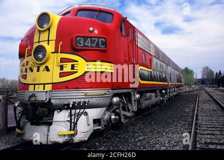 ANNI '90 1949 ATCHISON TOPEKA & SANTA FE 347C COFANO DA GUERRA LOCOMOTIVA DIESEL ROSSA CALIFORNIA STATE RAILROAD MUSEUM SACRAMENTO CA USA - KR117094 BUR001 HARS NORD AMERICA FORZA DELLA ROTAIA NORD AMERICA POTENTE LOCOMOTIVA CA A BASSO ANGOLO DIESEL FE DELLA COSTA OCCIDENTALE FERROVIA DI SACRAMENTO SANTA FE TOPEKA SWIFT SMOOTH & CAPITAL CITY VECCHIO STILE Foto Stock