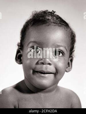 RITRATTO ANNI '60 DOLCE AFROAMERICANO BAMBINO RAGAZZO CON GRANDI OCCHI SORRIDENTI GUARDANDO LA TELECAMERA - N2325 HAR001 HARS B&W CONTATTO VISIVO BUG-EYED FELICITÀ TESTA E SPALLE SCOPERTA ALLEGRA AFROAMERICANI AFROAMERICANI NERO-AMERICANO L'ETNIA SORRIDE GIOIOSO BAMBINO RAGAZZO PIACEVOLE CON OCCHI LARGHI PIACEVOLE AFFASCINANTE CRESCITA GIOVANI ADORABILI PIACEVOLE ADORABILE NERO E BIANCO HAR001 VECCHIO AFROAMERICANI FASHIONED Foto Stock