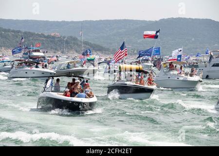 Lakeway, Texas, Stati Uniti. 5 Settembre 2020. Barche battenti bandiere in onore del presidente Donald Trump Crowd Lake Travis durante una sfilata di barche Sabato che ha attratto centinaia di imbarcazioni di tutte le dimensioni. Diverse barche sono sgomeggiate negli enormi wake di centinaia di barche. Credit: Bob Daemmrich/ZUMA Wire/Alamy Live News Foto Stock