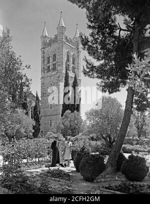 Vescovo e Sig.ra Stewart nel loro giardino a San Giorgio ca. 1940-1946 Foto Stock