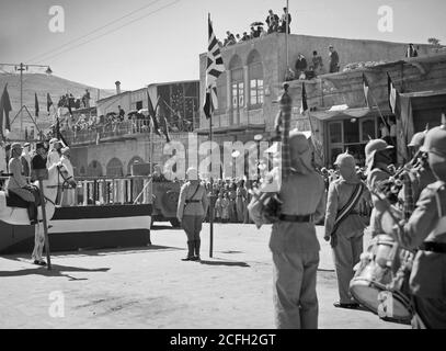 Storia del Medio Oriente - Amman. 24° anniversario della rivolta araba sotto la celebrazione del re Hussein e Lawrence il 11 1940 settembre. Una scena in piazza comune durante la parata (marzo passato) Foto Stock