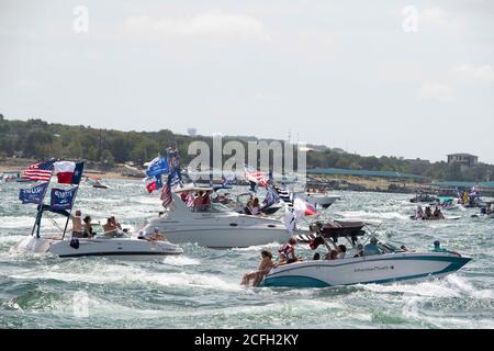 Lakeway, Texas, Stati Uniti. 5 Settembre 2020. Barche battenti bandiere in onore del presidente Donald Trump Crowd Lake Travis durante una sfilata di barche Sabato che ha attratto centinaia di imbarcazioni di tutte le dimensioni. Diverse barche sono sgomeggiate negli enormi wake di centinaia di barche. Credit: Bob Daemmrich/ZUMA Wire/Alamy Live News Foto Stock