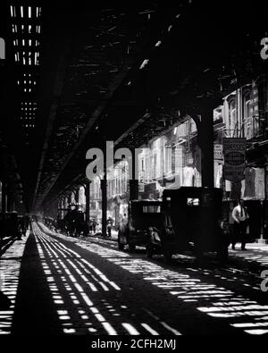 AUTOMOBILI PARCHEGGIATE NEGLI ANNI '20 E PROFONDE OMBRE URBANE SOTTO EASTSIDE SECOND AVENUE EL IRT ELEVATED TRAIN TRACK MANHATTAN NEW YORK CITY USA - R4906 HAR001 INNOVAZIONE HARS IL NUOVO CONCETTUALE DI NYC YORK AUTOMOBILI CITTÀ ELEVATE SECONDA VEICOLI EASTSIDE NEW YORK CITTÀ FERROVIE RAPIDO TRANSITO MOLTI BIANCO E NERO EL HAR001 MASSA TRANSITO VECCHIO STILE Foto Stock