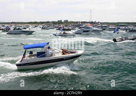 Lakeway, Texas, Stati Uniti. 5 Settembre 2020. Barche battenti bandiere in onore del presidente Donald Trump Crowd Lake Travis durante una sfilata di barche Sabato che ha attratto centinaia di imbarcazioni di tutte le dimensioni. Diverse barche sono sgomeggiate negli enormi wake di centinaia di barche. Credit: Bob Daemmrich/ZUMA Wire/Alamy Live News Foto Stock