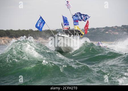 Lakeway, Texas, Stati Uniti. 5 Settembre 2020. Barche battenti bandiere in onore del presidente Donald Trump Crowd Lake Travis durante una sfilata di barche Sabato che ha attratto centinaia di imbarcazioni di tutte le dimensioni. Diverse barche sono sgomeggiate negli enormi wake di centinaia di barche. Credit: Bob Daemmrich/ZUMA Wire/Alamy Live News Foto Stock