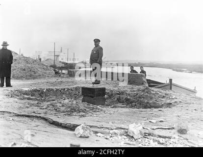 Storia del Medio Oriente - apertura ufficiale del porto di Tel Aviv. Pietra di fondazione del ponte del fiume Yarkon guardando N. Foto Stock