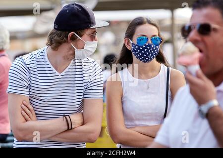 (200905) -- VIENNA, 5 settembre 2020 (Xinhua) -- le persone che indossano maschere sono viste su una strada a Vienna, Austria, il 5 settembre 2020. Il sistema COVID-19 "semaforo" è ufficialmente operativo in Austria, il governo ha annunciato venerdì. A causa del numero costantemente elevato di nuove infezioni, le tre grandi città austriache -- Vienna, Linz e Graz -- Il distretto tirolese del Kufstein si illumina in giallo (medio rischio), mentre il resto del paese è definito "verde" (basso rischio), secondo una conferenza stampa tenuta dal Cancelliere Sebastian Kurz e da altri funzionari governativi. (P Foto Stock