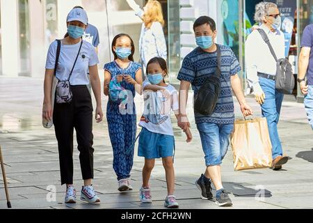 (200905) -- VIENNA, 5 settembre 2020 (Xinhua) -- le persone che indossano maschere camminano su una strada a Vienna, Austria, il 5 settembre 2020. Il sistema COVID-19 "semaforo" è ufficialmente operativo in Austria, il governo ha annunciato venerdì. A causa del numero costantemente elevato di nuove infezioni, le tre grandi città austriache -- Vienna, Linz e Graz -- Il distretto tirolese del Kufstein si illumina in giallo (medio rischio), mentre il resto del paese è definito "verde" (basso rischio), secondo una conferenza stampa tenuta dal Cancelliere Sebastian Kurz e da altri funzionari governativi. (Foto Foto Stock