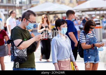 (200905) -- VIENNA, 5 settembre 2020 (Xinhua) -- le persone che indossano maschere camminano su una strada a Vienna, Austria, il 5 settembre 2020. Il sistema COVID-19 "semaforo" è ufficialmente operativo in Austria, il governo ha annunciato venerdì. A causa del numero costantemente elevato di nuove infezioni, le tre grandi città austriache -- Vienna, Linz e Graz -- Il distretto tirolese del Kufstein si illumina in giallo (medio rischio), mentre il resto del paese è definito "verde" (basso rischio), secondo una conferenza stampa tenuta dal Cancelliere Sebastian Kurz e da altri funzionari governativi. (Foto Foto Stock