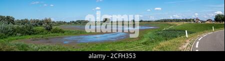 Lago essiccato in un paesaggio olandese polder nel Ooijpolder nei Paesi Bassi Foto Stock