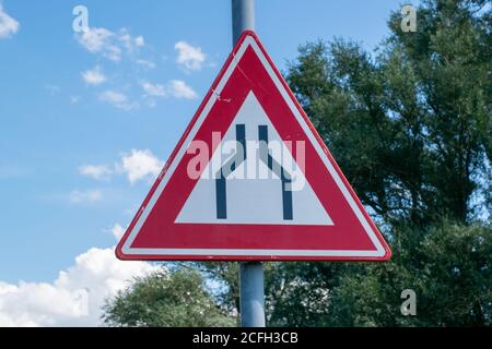 Segnale stradale olandese: La strada si restringe Foto Stock