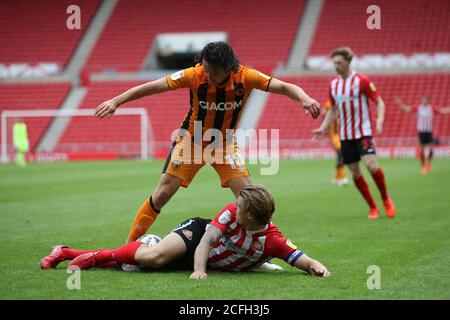 SUNDERLAND, INGHILTERRA. 5 SETTEMBRE George Honeyman di Hull City in azione con Max Power di Sunderland durante la partita della Carabao Cup tra Sunderland e Hull City allo Stadio di luce, Sunderland. (Credit: Mark Fletcher | MI News) Credit: MI News & Sport /Alamy Live News Foto Stock