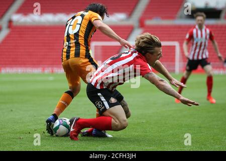 SUNDERLAND, INGHILTERRA. 5 SETTEMBRE George Honeyman di Hull City in azione con Max Power di Sunderland durante la partita della Carabao Cup tra Sunderland e Hull City allo Stadio di luce, Sunderland. (Credit: Mark Fletcher | MI News) Credit: MI News & Sport /Alamy Live News Foto Stock