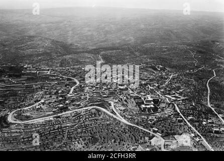 Didascalia originale: Vista aerea della Palestina. Betlemme e dintorni. Betlemme. Mostra i sobborghi di N. e W. - Ubicazione: Cisgiordania--Betlemme ca. 1931 Foto Stock