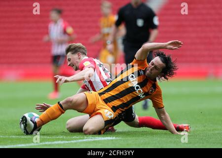 SUNDERLAND, INGHILTERRA. 5 SETTEMBRE Denver Hume of Sunderland in azione con George Honeyman di Hull City durante la partita di Carabao Cup tra Sunderland e Hull City allo Stadio di luce, Sunderland. (Credit: Mark Fletcher | MI News) Credit: MI News & Sport /Alamy Live News Foto Stock