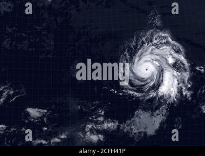Tempesta sul mare per sfondo, vista dell'uragano tropicale occhio dallo spazio. Tifone oceanico sulla foto satellitare della Terra. Concetto di tempo, disastro e. Foto Stock