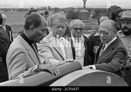 Anwar Sadat Jimmy carter e Menahem iniziano a esaminare un canone durante un viaggio al Gettysburg National Military Park. CA. 10 settembre 1978 Foto Stock