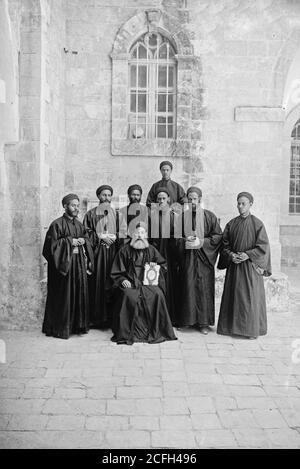 Didascalia originale: Costumi personaggi ecc. monaci copti - posizione: CA. 1900 Foto Stock