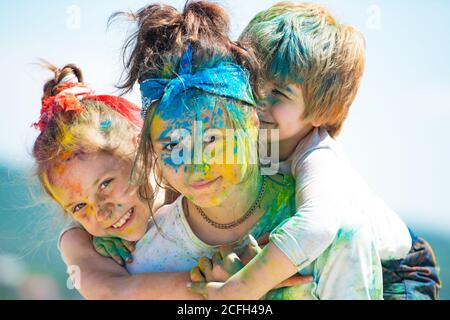 Bambini con dipinti viso. Felici i bambini che si abbracciano e sorridono. Foto Stock