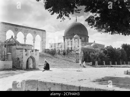 Didascalia originale: Cupola della roccia. Esterno più vicino con albero vista generale - posizione: Gerusalemme ca. 1944 Foto Stock