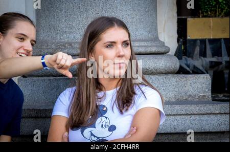 Westminster, Londra, Regno Unito. 5 settembre 2020. La donna guarda sopra mentre una protesta passa una casa pubblica nel centro di Londra, Regno Unito Foto Stock