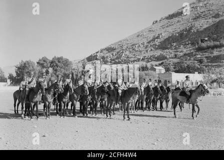 Didascalia originale: Gruppi di cavalleria Royal Scots Grays a Nablus. Gruppo più piccolo montato 1 linea & 2 ufficiali davanti - posizione: Cisgiordania--Nablus ca. Foto Stock