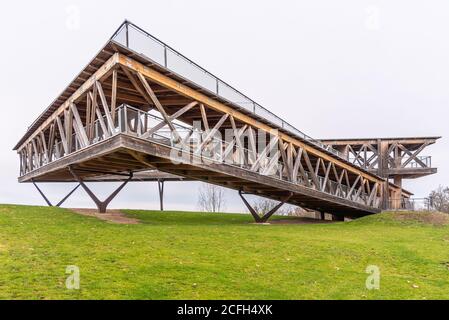 COBLENZA, GERMANIA - 02 DICEMBRE 2019: Moderna piattaforma panoramica sulla collina di Coblenza. Vista sulla città storica e la confluenza tra il Reno e i fiumi Mosella. Coblenza, Germania. Foto Stock