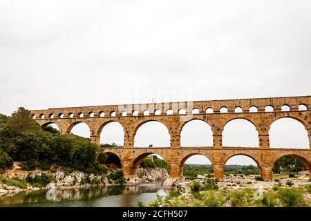 Il Pont du Gard è un antico ponte romano d'acquedotto costruito nel i secolo d.C. per trasportare l'acqua oltre 50 km alla colonia romana di Nemausus Foto Stock