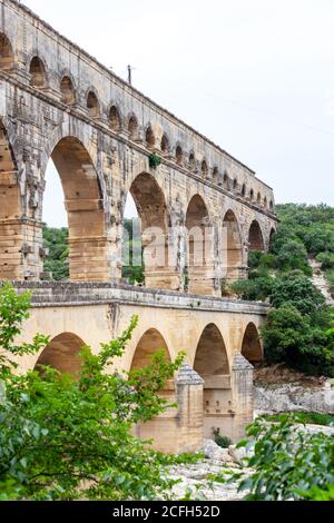 Il Pont du Gard è un antico ponte romano d'acquedotto costruito nel i secolo d.C. per trasportare l'acqua oltre 50 km alla colonia romana di Nemausus Foto Stock