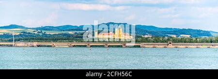 Vista panoramica dell'Abbazia di Melk, in tedesco: Stift Melk, dal Danubio. Austria.. Foto Stock