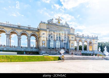 VIENNA, AUSTRIA - 23 LUGLIO 2019: La Gloriette nei Giardini del Palazzo di Schonbrunn, Vienna, Austria Foto Stock