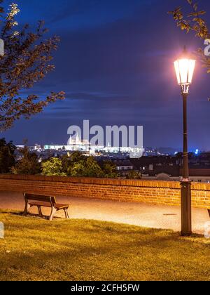 Serata di Praga. Vista del Castello di Praga dalla fortificazione di Vysehrad, Praga, Repubblica Ceca. Foto Stock