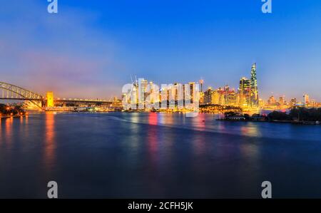 Berrys Bay da Balls Head Reserve sul porto di Sydney verso il CBD della città di Sydney The Rocks, Barangaroo Waterfront al tramonto. Foto Stock