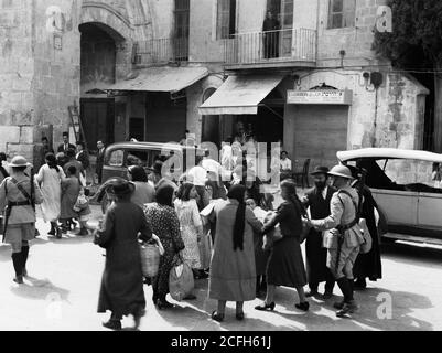 Storia del Medio Oriente - disordini in Palestina 1936. Famiglie ebraiche condotte dalla polizia britannica fuori dalla città vecchia Foto Stock