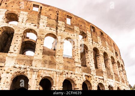 Colosseo, Colosseo o Anfiteatro Flaviano, a Roma, Italia. Vista dettagliata della facciata Foto Stock