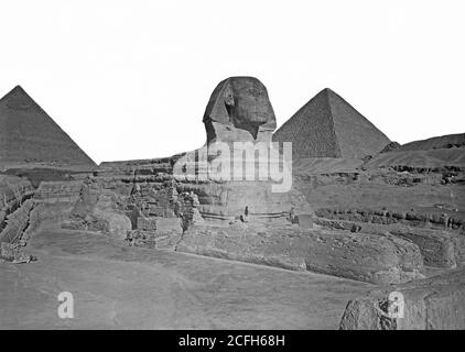 Didascalia originale: Egitto. Sfinge e piramidi. La Sfinge che mostra due piramidi in backgr [ound] - Ubicazione: Egitto--Jizah ca. 1934-1939 Foto Stock