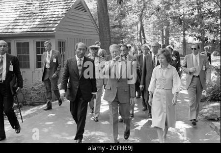 Jimmy carter dà il benvenuto ad Anwar Sadat e alla delegazione egiziana a Camp David. CA. 09/05/1978 Foto Stock