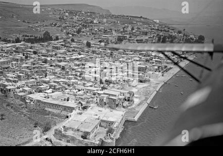 Storia del Medio Oriente - Vista aerea della Palestina. Tiberiade. Vista verso la costa nord. Colline a sud di Tiberiade in primo piano Foto Stock