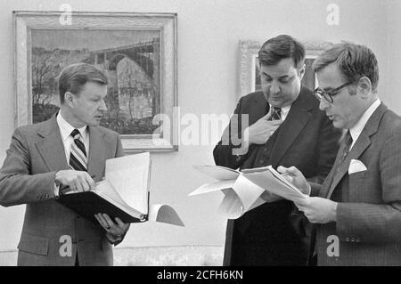 'Zbigniew Brzezinski, Bert Lance e Segretario della Difesa Harold Brown. CA. 02/07/1977' Foto Stock