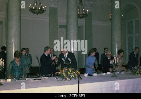 'Jimmy carter e Edward Gierek, primo Segretario della Polonia, brindano durante una cena di Stato a Varsavia, in Polonia. CA. 12/30/1977' Foto Stock