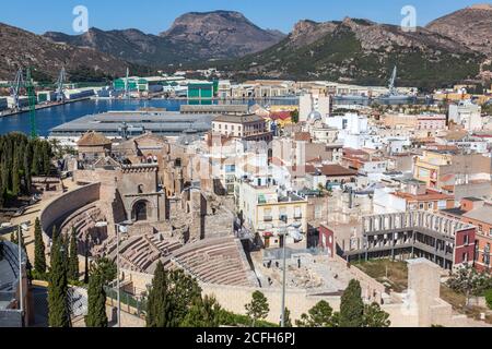 Costruito tra il V e il i secolo a.C., il teatro di Cartagena è un perfetto esempio di architettura romana. Il teatro rimase nascosto per molti c. Foto Stock