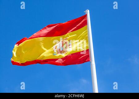 La bandiera della Spagna, come definita nella Costituzione spagnola del 1978, è composta da tre strisce orizzontali: Rossa, gialla e rossa, la striscia gialla Foto Stock