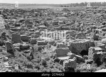 'Middle Storia Est - Iraq. Babilonia ''il grande.'' Varie vedute delle rovine che si sgretolano. Vista generale dei resti presenti» Foto Stock