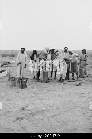 Titolo originale: Piaghe di locuste in Palestina. Metodi di lotta contro la peste locusta. Rifornimento dei lanciafiamme - Ubicazione: CA. 1930 Foto Stock