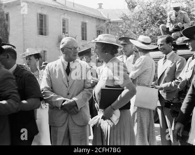 Didascalia originale: Regalo australiano alla Croce Rossa Britannica di 9 ambulanze della Croce Rossa. Lady MacMichael presidente della Croce Rossa e Ordine di San Giovanni di Pal. [ad es Palestina] ricevuto dal Dr. Stuart - Località: CA. 1940 Foto Stock