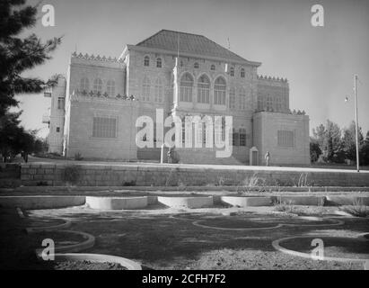 Didascalia originale: Amman. 24° anniversario della rivolta araba sotto la celebrazione del re Hussein e Lawrence il 11 1940 settembre. Vista di S.H. l'Emiro Abdullah's Palace mostrando canone in foregr[ound] - posizione: Amman Jordan ca. 1940 Foto Stock