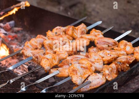 Ali di pollo kebab al barbecue. Barbecue Foto Stock